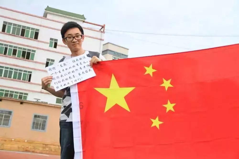 亮相海南“村VA”迎春赛,国足前队长马明宇现场送出签名足球